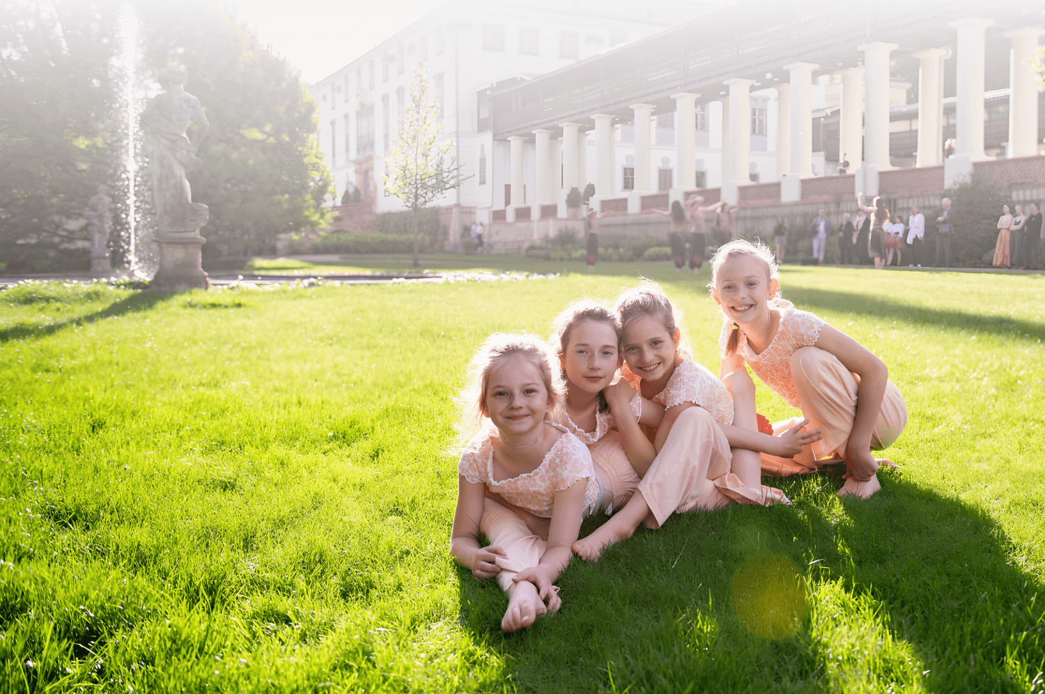 {"formatVersion":1,"children":[{"text":"UMĚNÍ VŠEM","isBold":true}]}